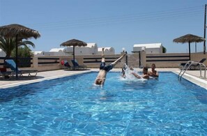 Piscine extérieure (ouverte en saison)