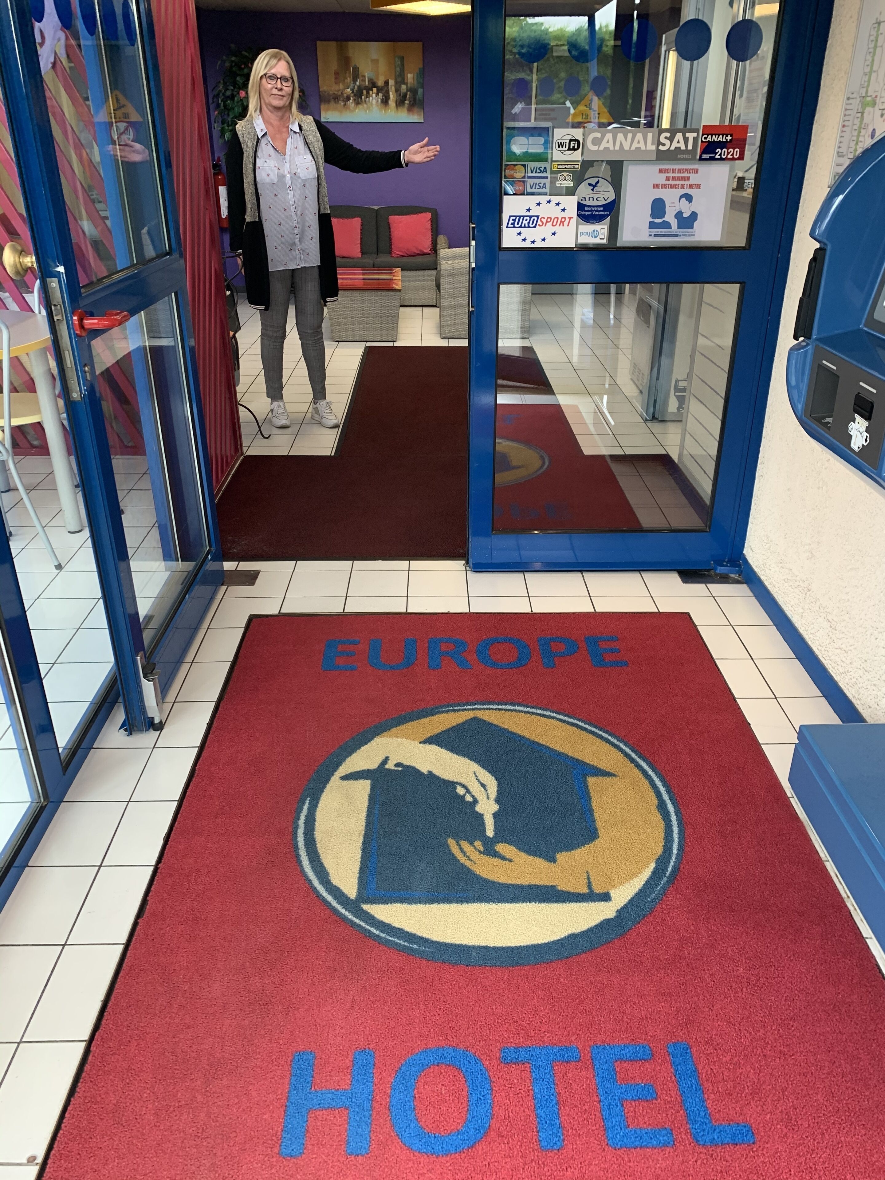 Entrada de hotel con alfombra roja y logotipo del Europe Hotel.