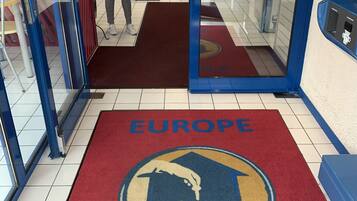 Entrada de hotel con alfombra roja y logotipo del Europe Hotel.