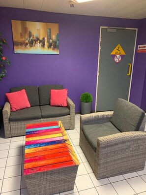 LED TV, first-run movies - Europe Hôtel (Varennes-Vauzelles)