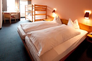 Ropa de cama hipoalergénica y caja de seguridad en la habitación 