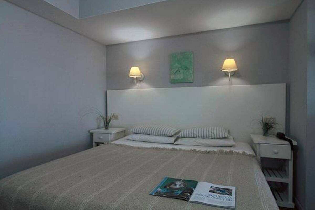 In-room safe, WiFi (free), bed sheets
