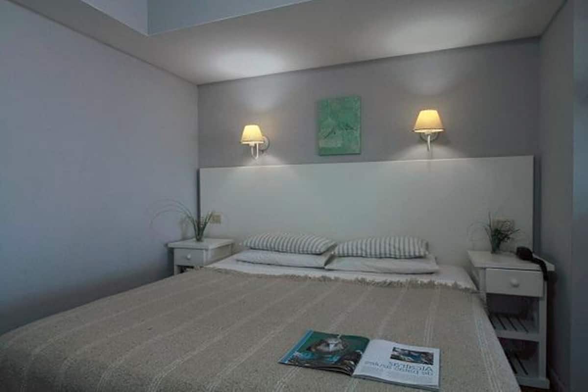 Caja de seguridad en la habitación, wifi gratis y ropa de cama