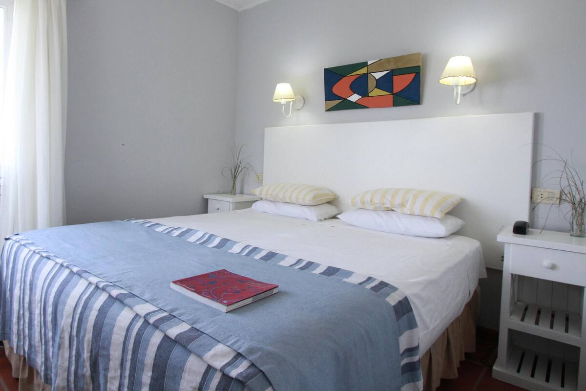 In-room safe, WiFi (free), bed sheets