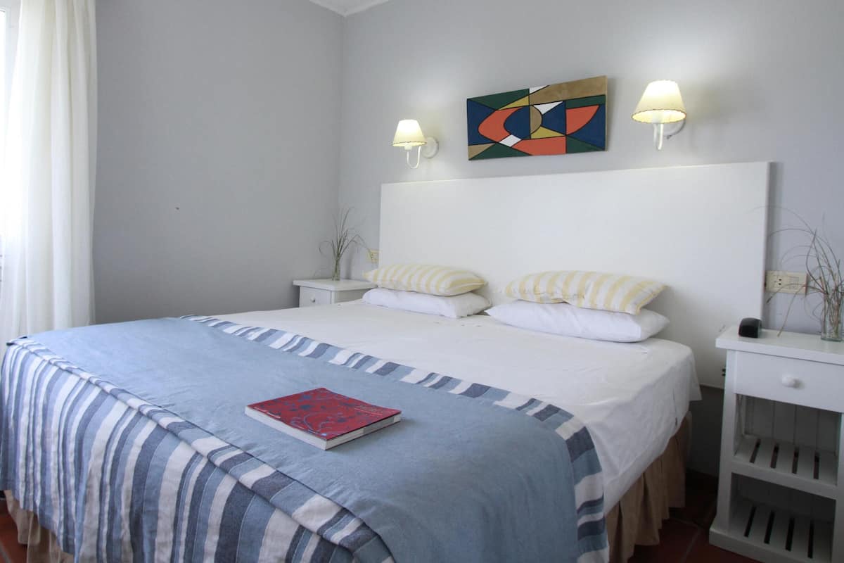 Caja de seguridad en la habitación, wifi gratis y ropa de cama