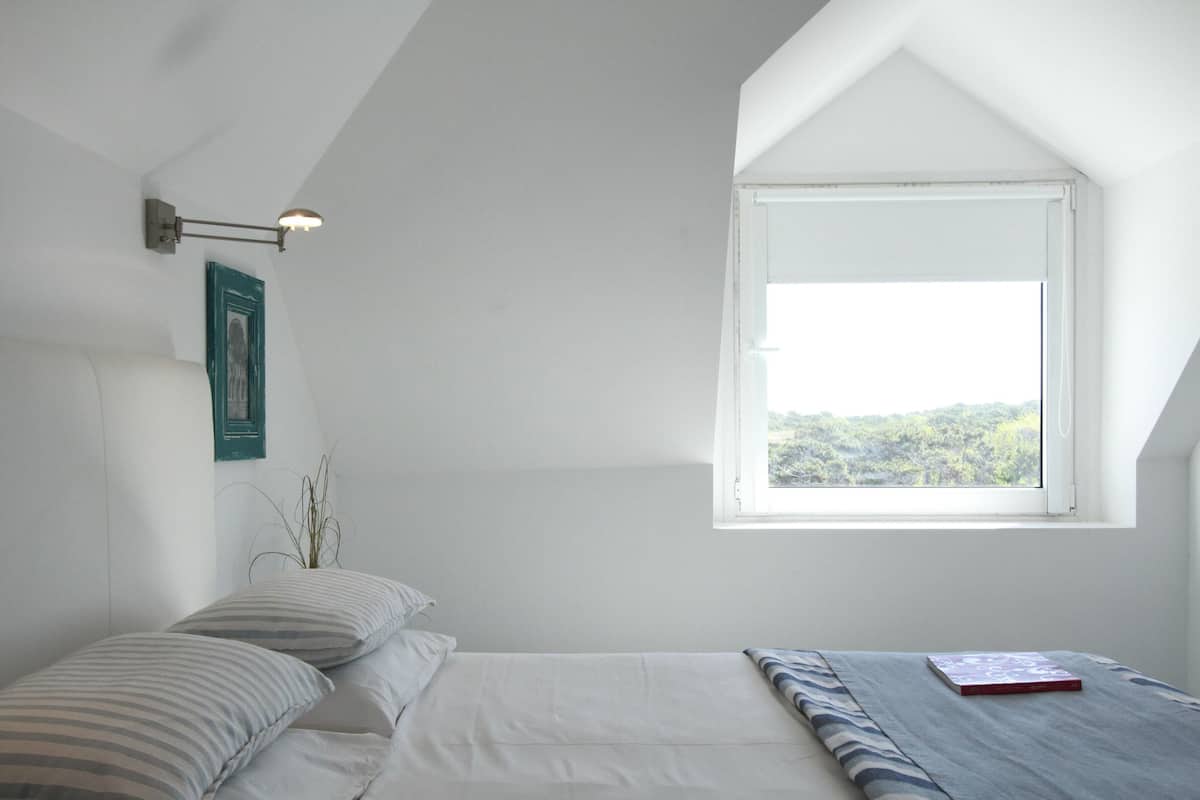 Caja de seguridad en la habitación, wifi gratis y ropa de cama