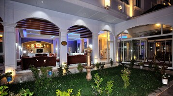 Boendets fasad - kväll/natt