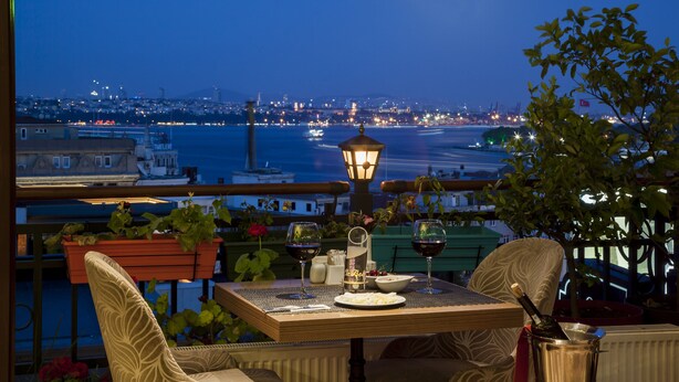 2 restaurants; breakfast, lunch, and dinner served - Galata La Bella Hotel (Istanbul)