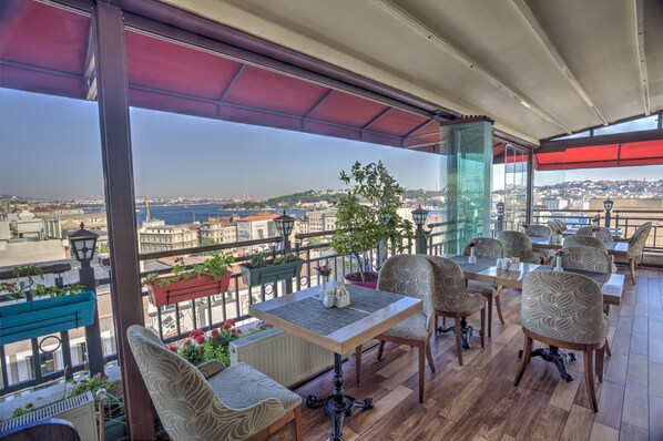 2 restaurantes, se sirven desayunos, comidas y cocina internacional