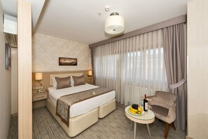 Ropa de cama hipoalergénica, camas con efecto memoria y minibar 