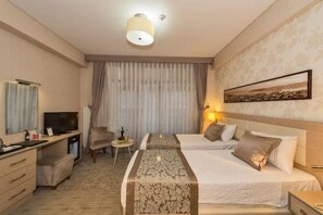 Literie hypoallergénique, lit avec matelas en mousse à mémoire, minibar