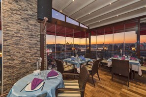 2 restaurants servant le déjeuner, le dîner et le souper