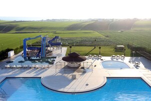 室内游泳池，室外游泳池，免费小屋，池畔遮阳伞