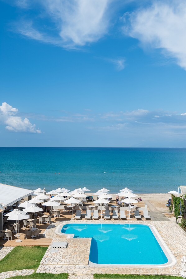 Vista frontal de la propiedad