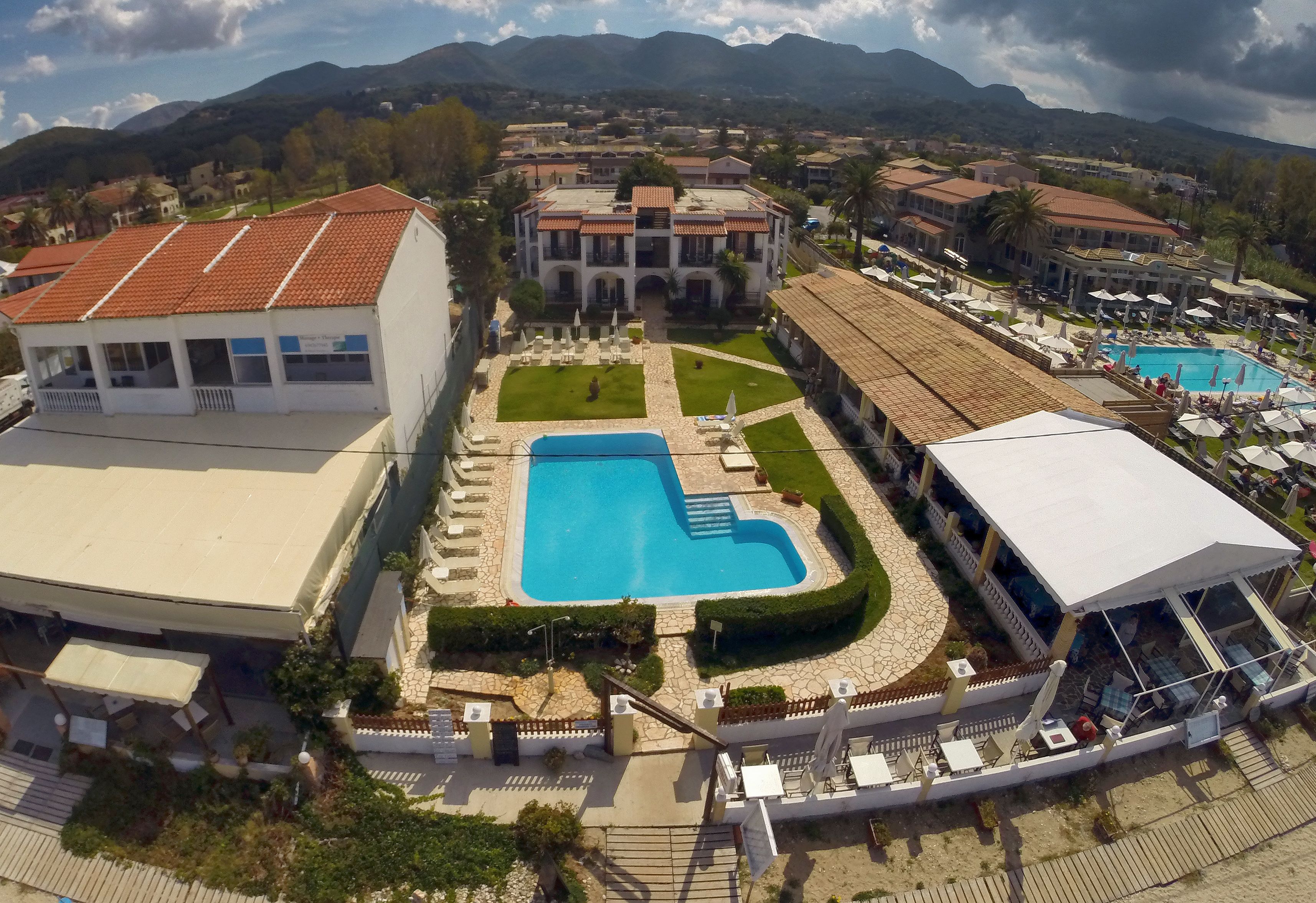 Piscine extérieure, parasols, chaises longues