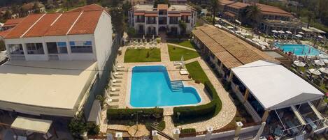 Piscine extérieure, parasols, chaises longues