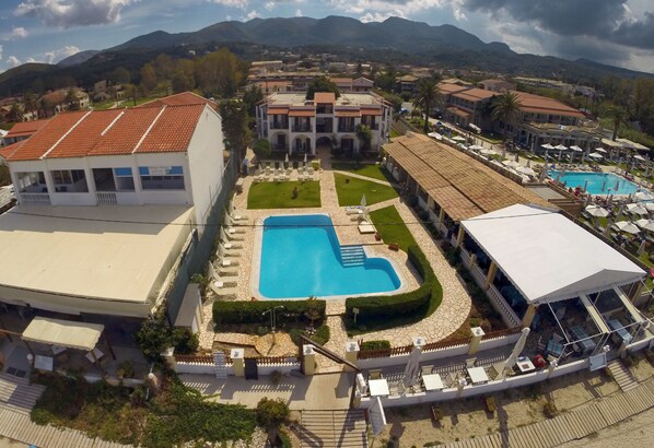 室外游泳池，提供泳池遮陽傘和日光浴躺椅