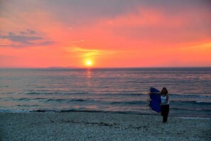 On the beach, sun loungers, beach umbrellas - Filorian Hotel Apartments (Corfu)