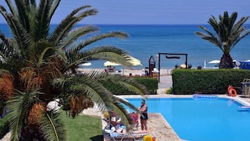 Piscine extérieure, parasols de plage, chaises longues