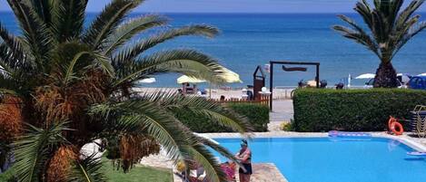 Piscine extérieure, parasols de plage, chaises longues