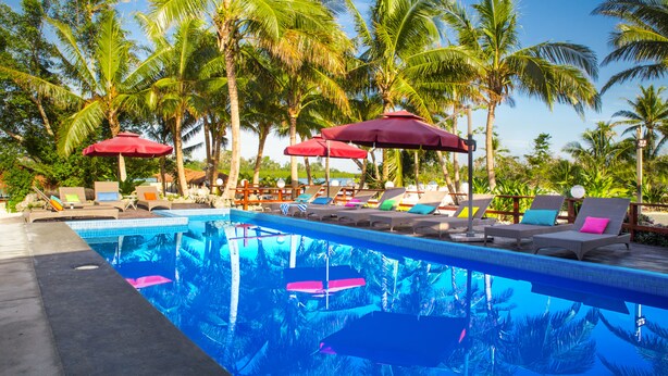 Outdoor pool, pool loungers - Aquana Beach Resort (Eratap)