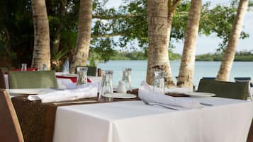 Se sirven desayunos, comidas y cenas con vista a la playa