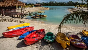 Private beach, sun-loungers, beach umbrellas, beach towels - Aquana Beach Resort (Eratap)