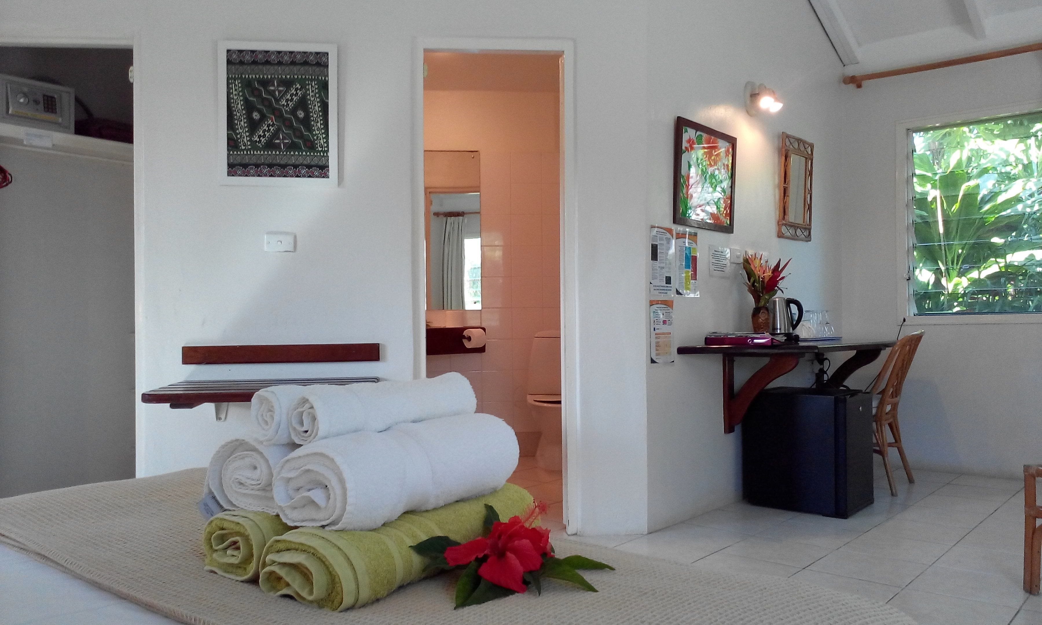 basic bungalow, 1 queen bed with sofa bed, garden view | living area