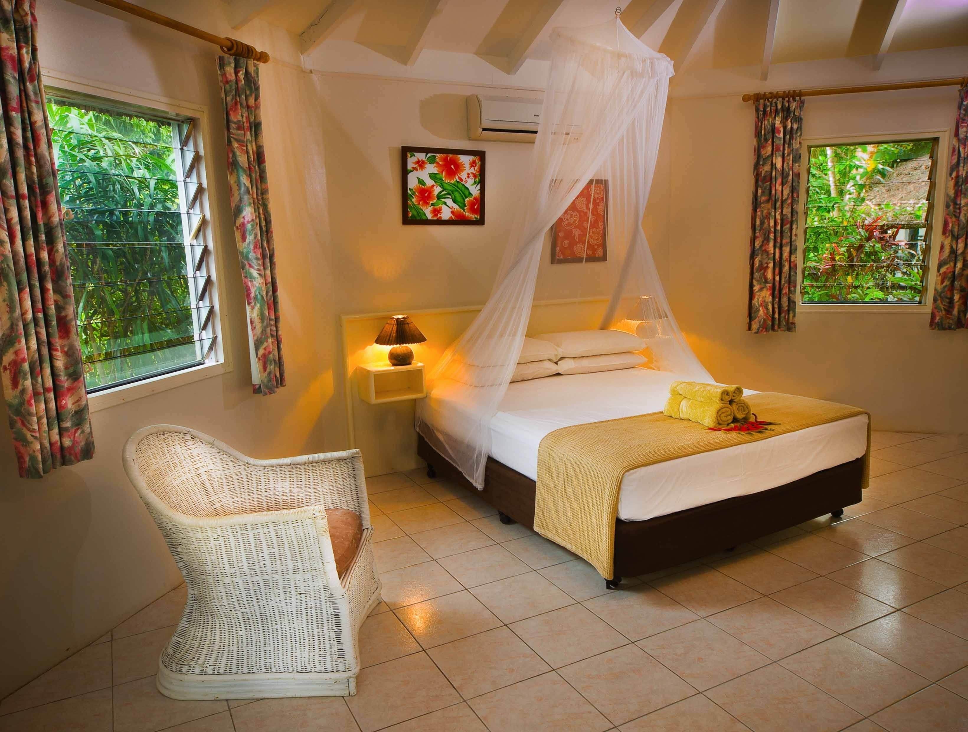 basic bungalow, 1 queen bed with sofa bed, garden view | living area