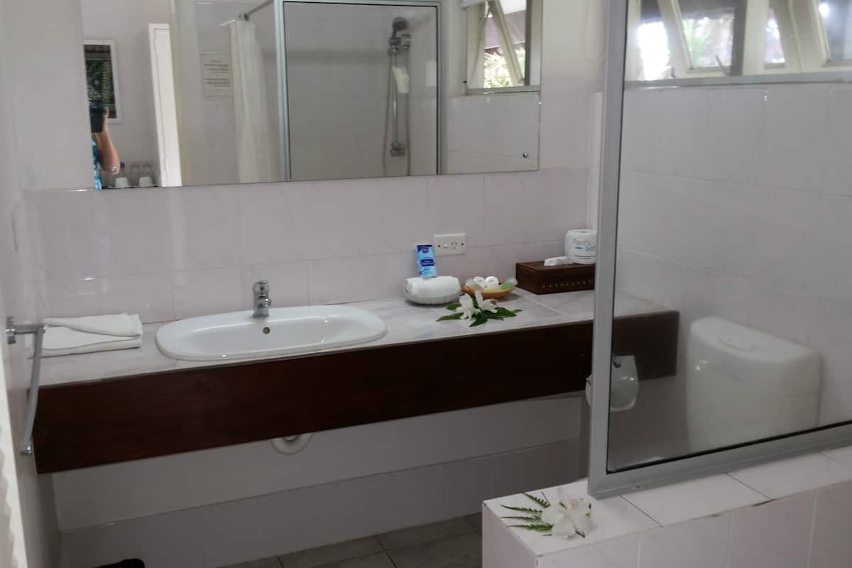 standard room, 1 queen bed, lagoon view | bathroom | shower, free toiletries, hair dryer, towels