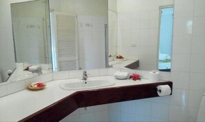 Basic Bungalow, 1 Queen Bed with Sofa bed, Garden View | Bathroom - Lagoon Gardens (Port Vila)