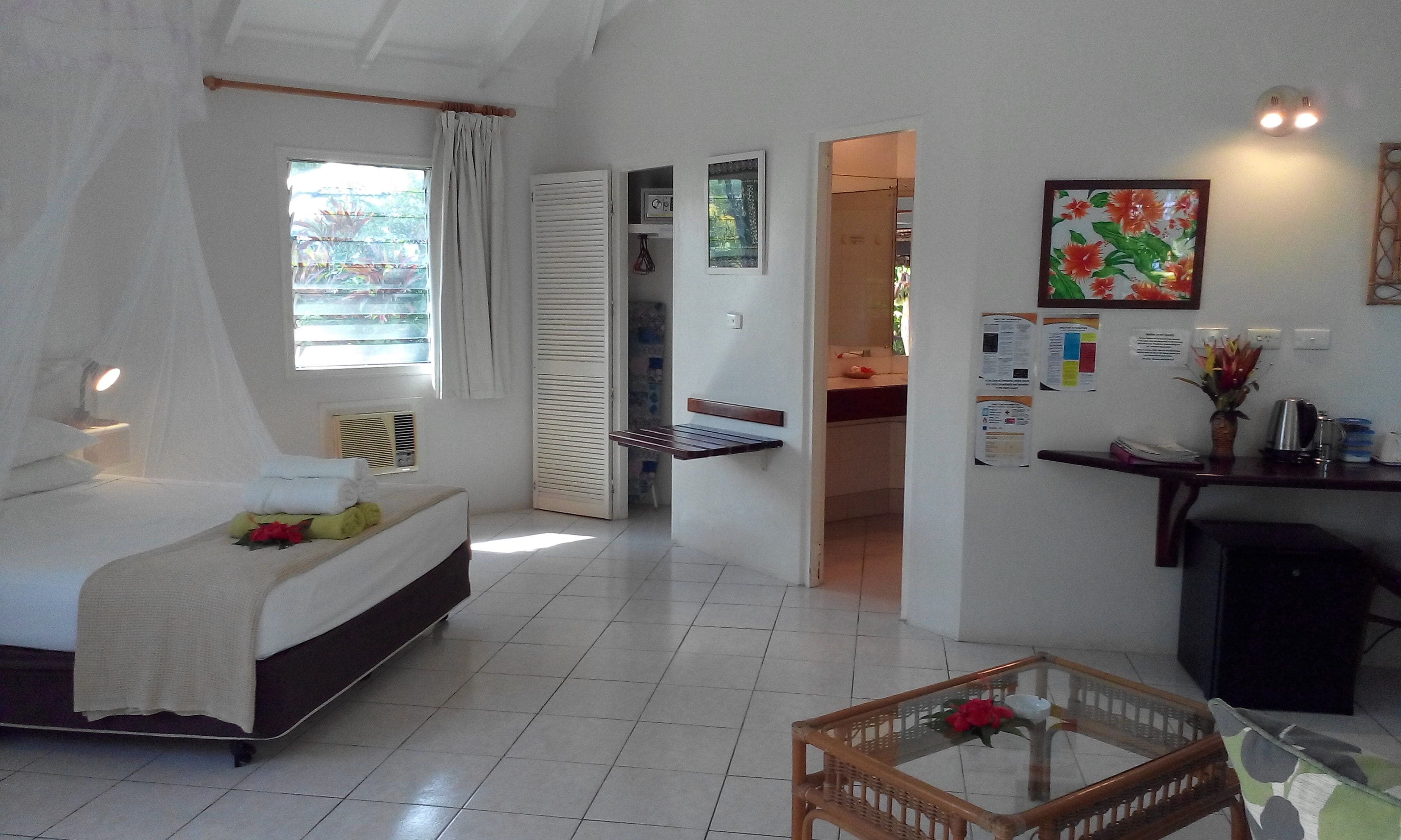 basic bungalow, 1 queen bed with sofa bed, garden view | living area