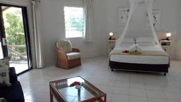 Una camera d'albergo con un letto, una sedia, un tavolo e una finestra.