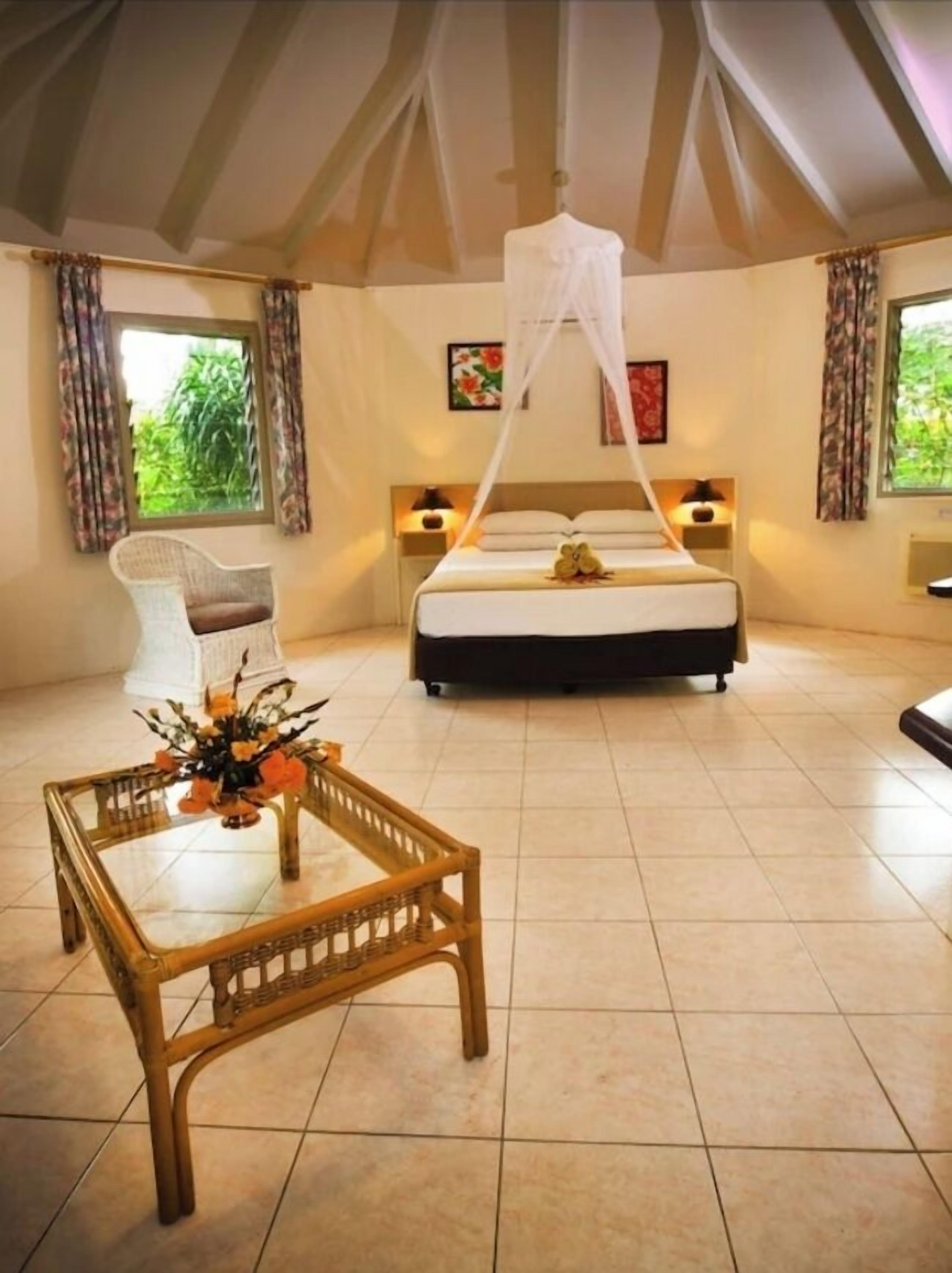 Eenvoudige bungalow, 1 queensize bed met slaapbank, uitzicht op tuin | Luxe beddengoed, een kluis op de kamer, een strijkplank/strijkijzer