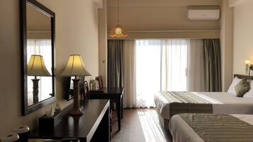 Camera Superior, 2 letti queen | Una cassaforte in camera, una scrivania, Wi-Fi gratuito, lenzuola