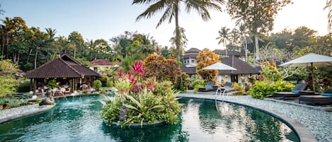 Kolam renang outdoor, dengan payung kolam renang dan kursi berjemur