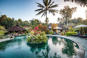 Outdoor pool, pool umbrellas, pool loungers - Villa Taman di Blayu (Tabanan)