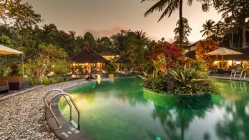 Utendørsbasseng, bassengparasoller og solsenger