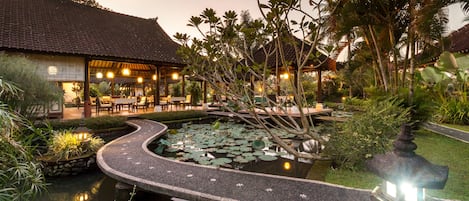Aperto a colazione, pranzo e cena, con vista sulla piscina
