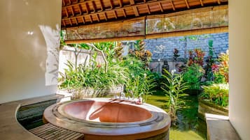 Deluxe Tek Büyük Yataklı Oda, 1 Yatak Odası, Sigara İçilmez, Bahçe Manzaralı | Banyo | Ayrı küvet ve duş, derin küvet, geniş duş başlığı