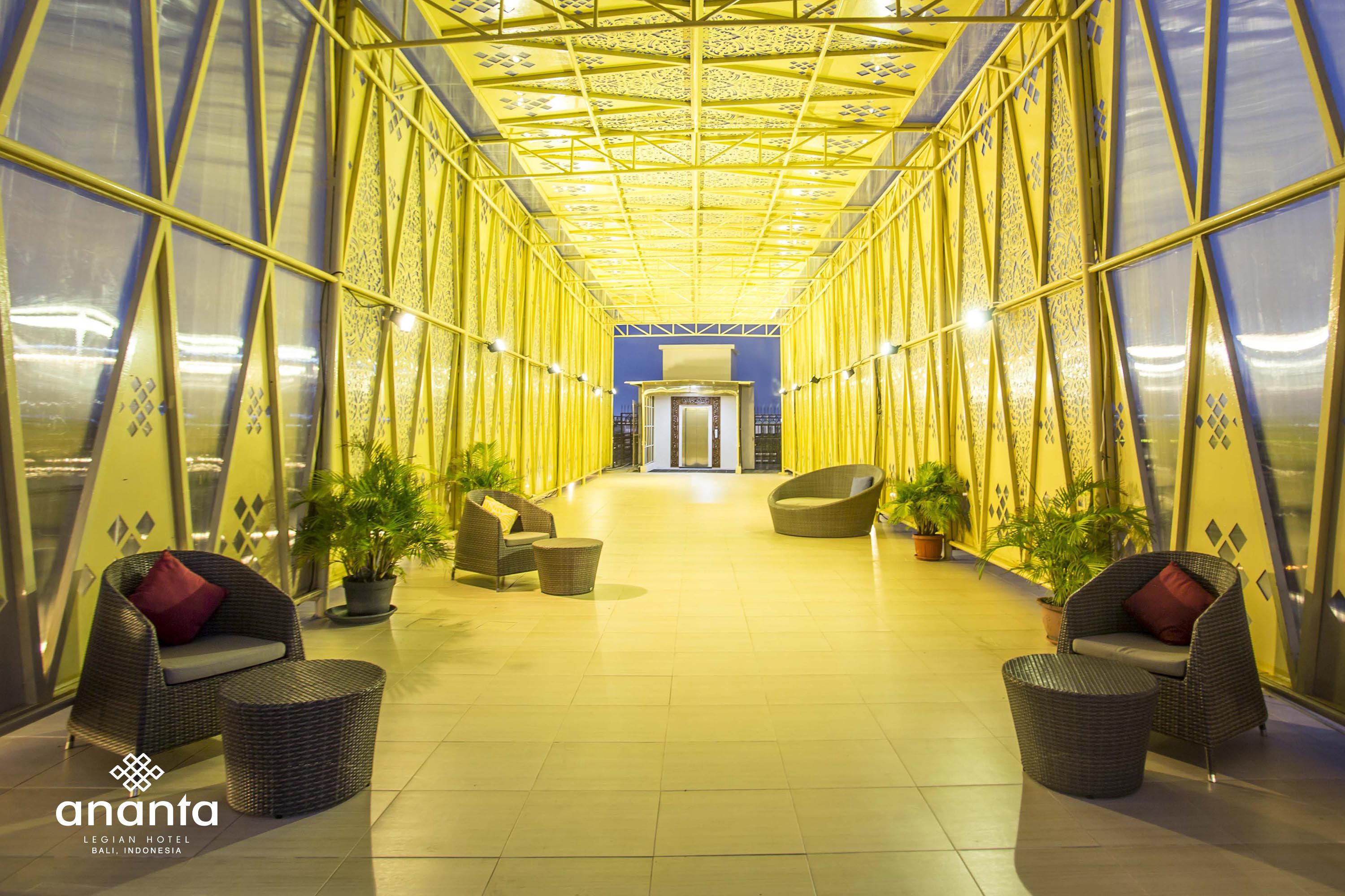 2 bars/lounges, rooftop bar