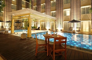 Outdoor pool, pool umbrellas, pool loungers - Ananta Legian Hotel (Legian)