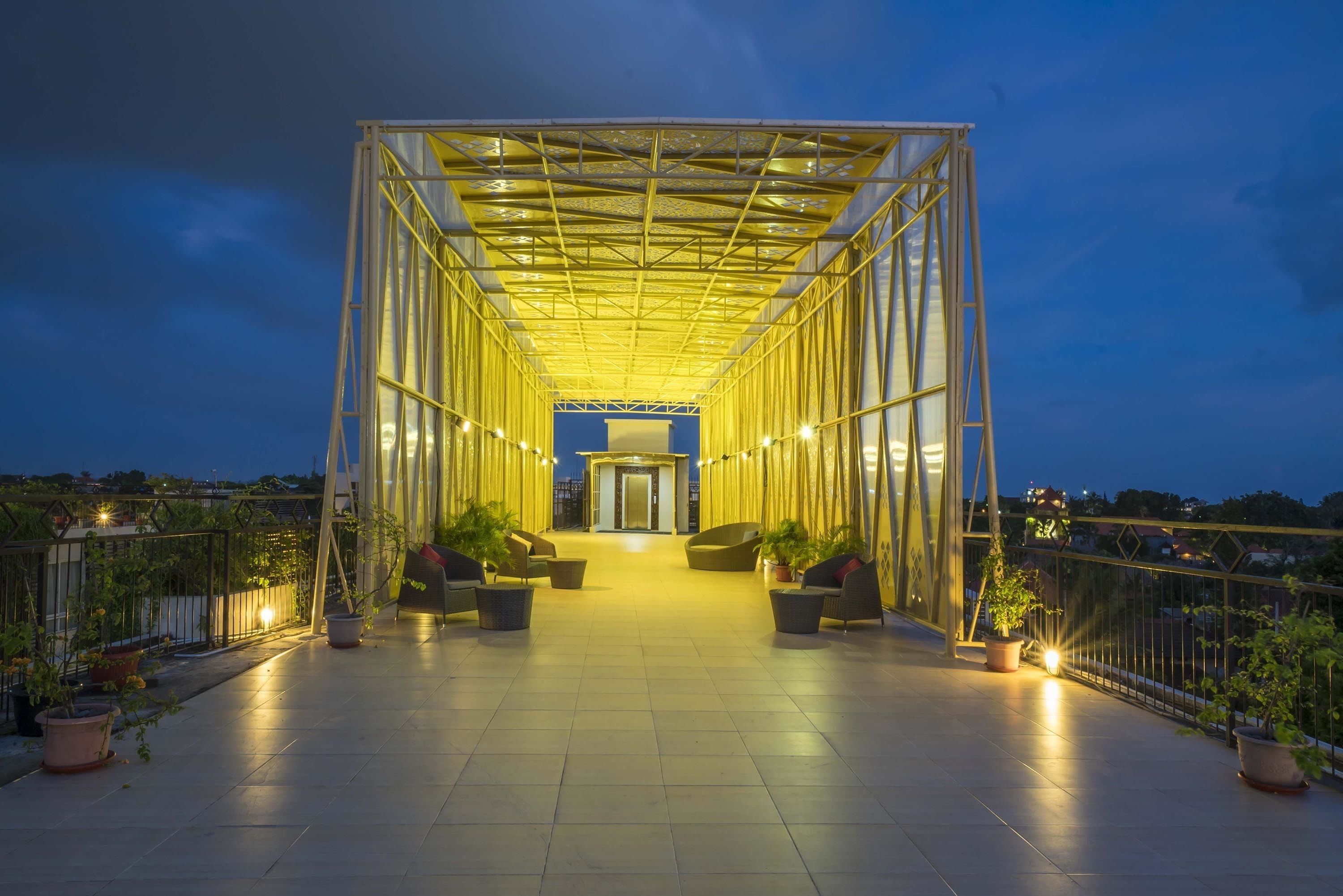 2 bars/lounges, rooftop bar