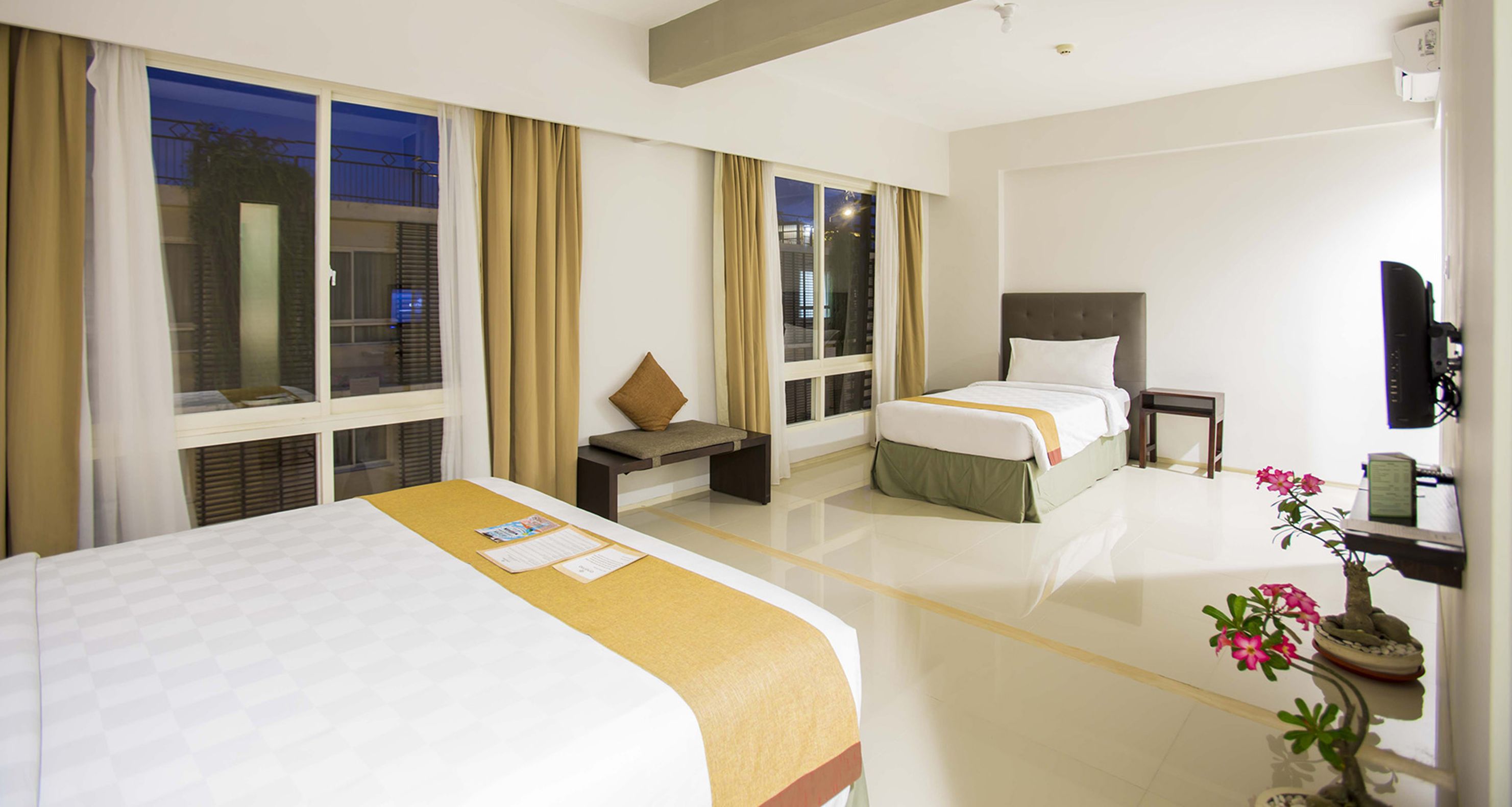 family room | minibar, in-room safe, desk, free wifi