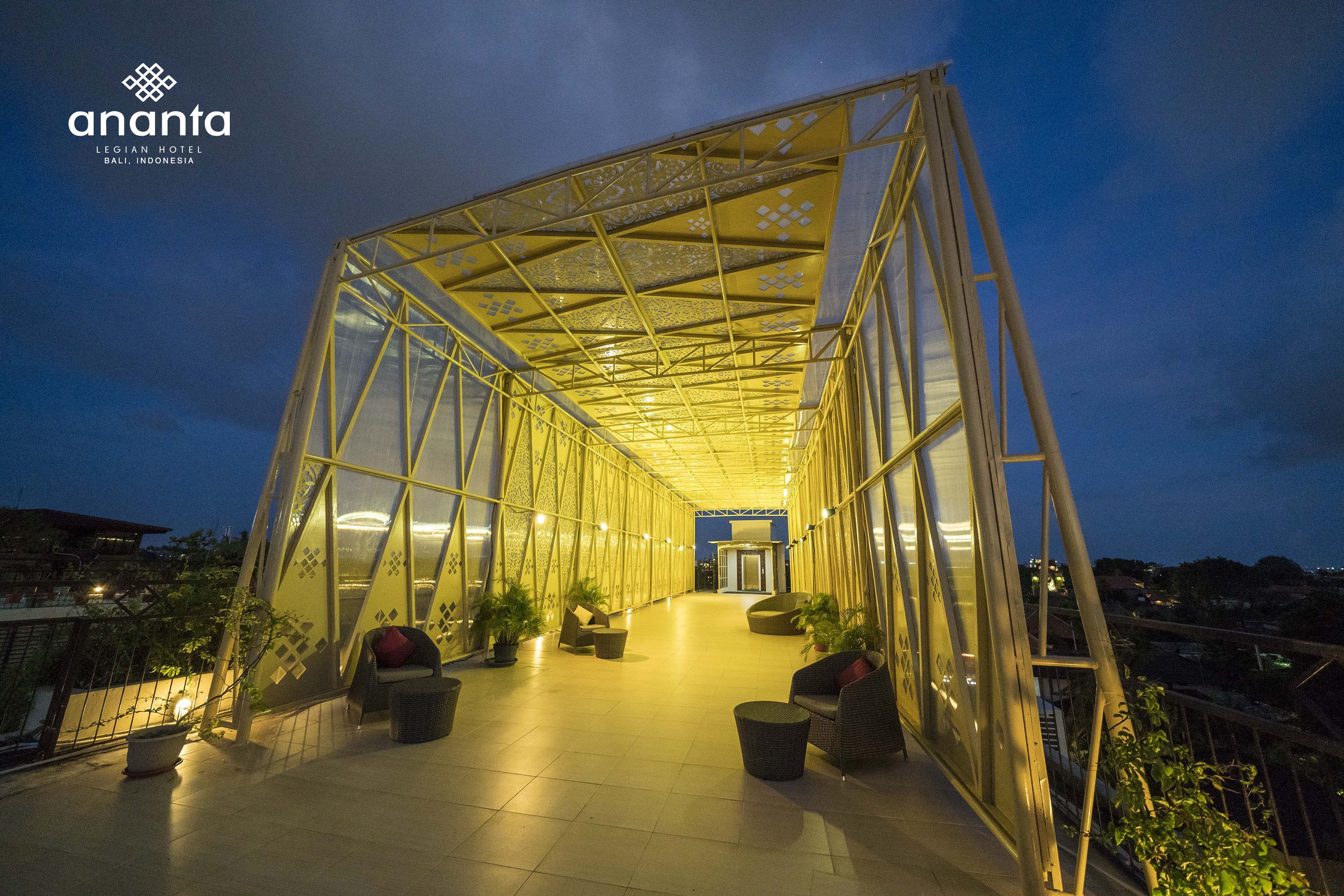 2 bars/lounges, rooftop bar