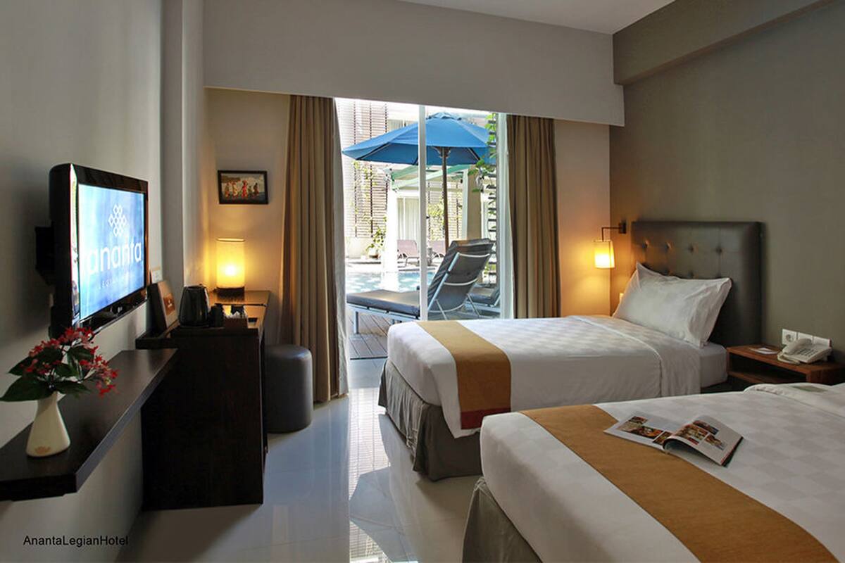 Quarto luxo, acesso à piscina | Frigobar, cofres nos quartos, escrivaninha, Wi-Fi de cortesia