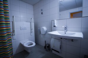 Dusj, toalettartikler (inkludert), hårføner og håndklær