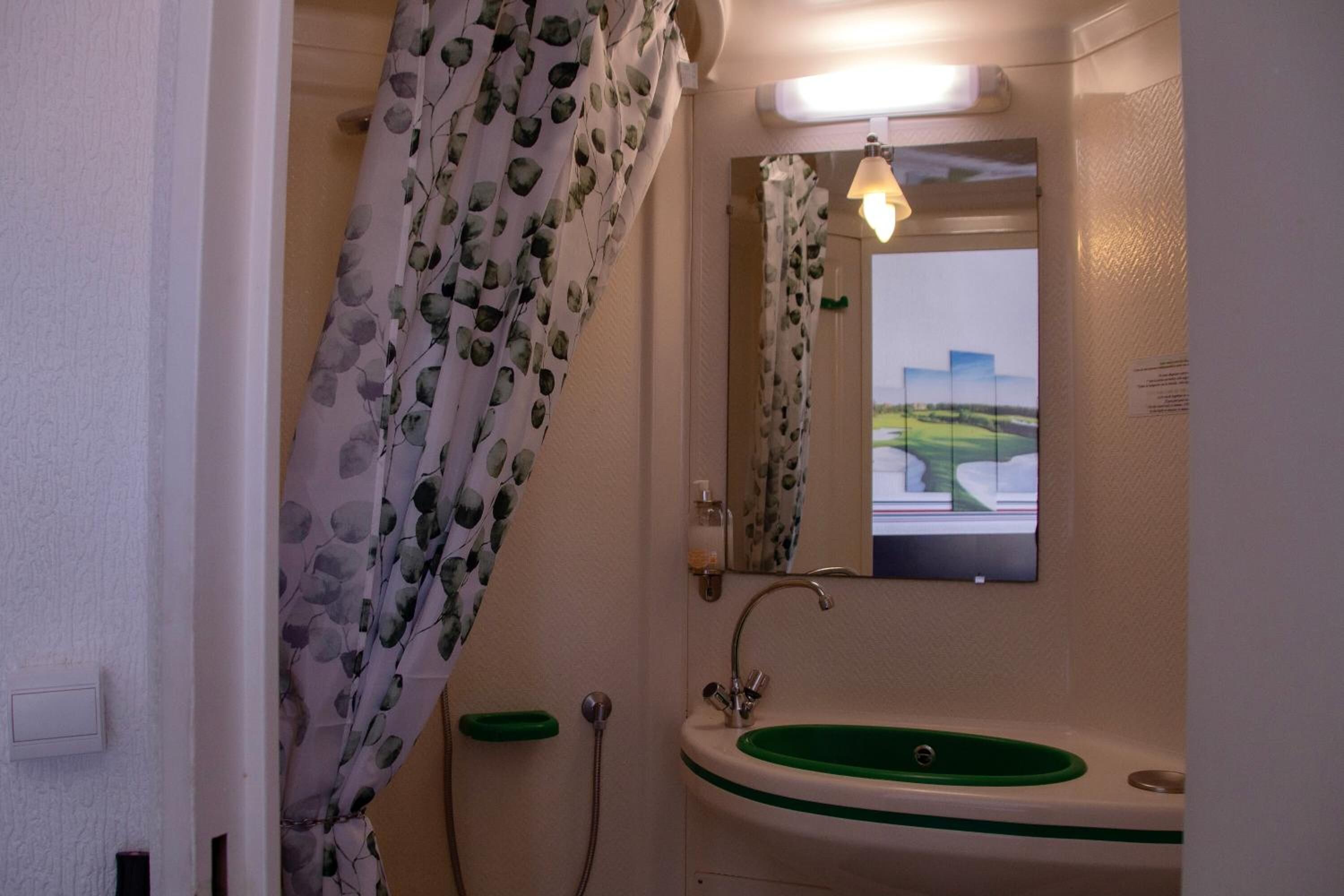 free toiletries, hair dryer