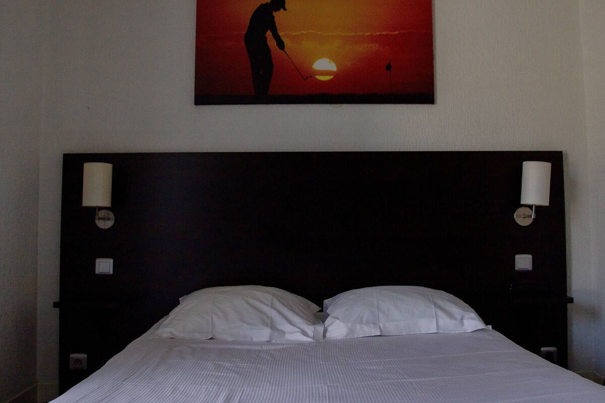 Comfort Room, 1 Double Bed, Accessible | In-room safe, individually decorated, desk, blackout curtains