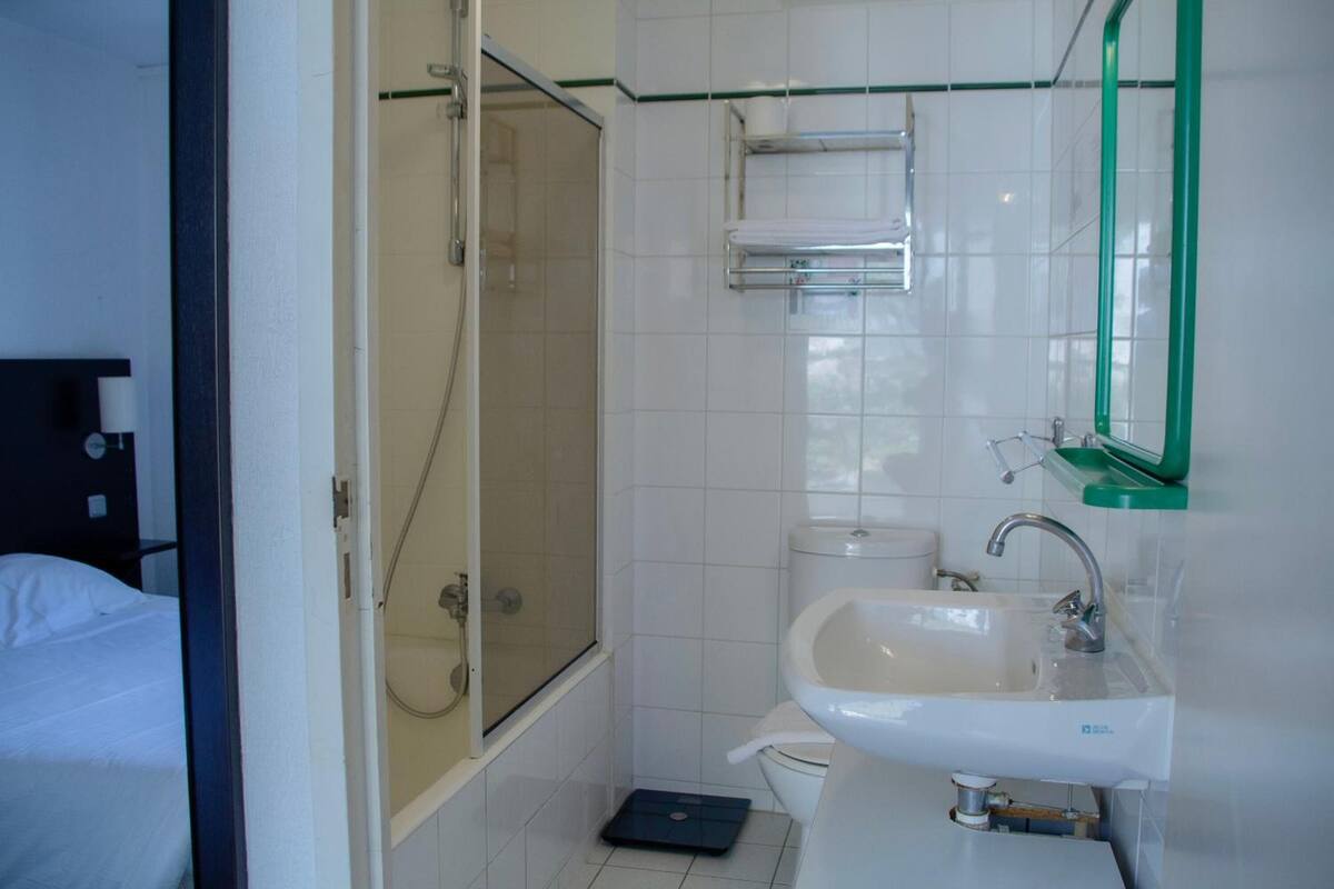 free toiletries, hair dryer